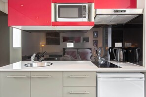 Kühlschrank, Mikrowelle, Kochgeschirr/Geschirr/Besteck