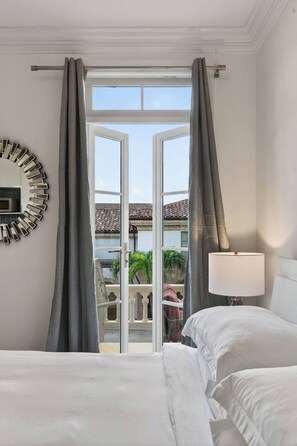 Free WiFi - Special/Pool/StepsToBeach/Terrace Studio Condo (Palm Beach)