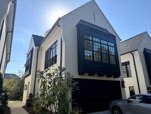 Exterior - 3-BR Luxury House - walk to The Grove! (Oxford)
