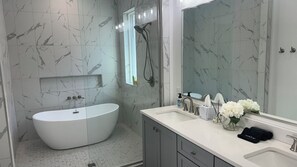 Hair dryer, towels, soap, toilet paper - 3-BR Luxury House - walk to The Grove! (Oxford)