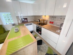 Refrigerador, horno, lavavajillas y utensilios de cocina 