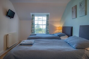 WiFi, bed sheets - Bayview 2 - 2 Bedroom Apartment - Penally (Tenby)