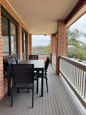 Outdoor dining - Coastal Family Home Close to Beach (Batehaven)
