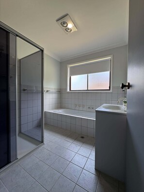Shower, hair dryer, towels - Coastal Family Home Close to Beach (Batehaven)