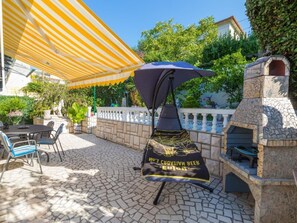 Outdoor dining - Appartement in Dramalj mit Terrasse und Grill by Interhome (Crikvenica/Dramalj)