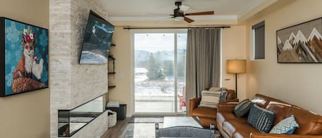 Een televisie en een open haard