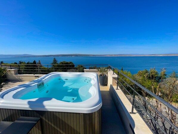 Outdoor spa tub