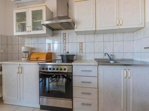 Fridge, oven, dishwasher, cookware/dishes/utensils - Appartement in Dramalj mit Möbliertem Balkon by Interhome (Crikvenica/Dramalj)