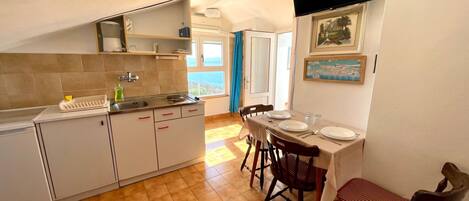 Jääkaappi, keittoastiat/astiat/ruokailuvälineet