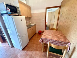 Réfrigérateur, micro-ondes, batterie de cuisine, vaisselle et ustensiles