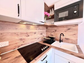 Réfrigérateur, micro-ondes, batterie de cuisine, vaisselle et ustensiles