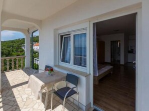 Outdoor dining - Appartement in Dramalj mit Möbliertem Balkon by Interhome (Crikvenica/Dramalj)