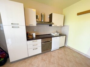 Réfrigérateur, four, lave-vaisselle