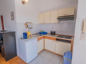 Kühlschrank, Kochgeschirr/Geschirr/Besteck
