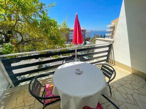 Outdoor dining - Appartement in Crikvenica mit Möbliertem Balkon by Interhome (Crikvenica)