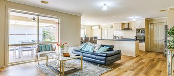 StayAU Comfortable House w/Pool Table & Backyard