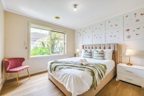 5 bedrooms, desk, iron/ironing board, travel crib - StayAU Comfortable House w/Pool Table & Backyard (Corio)