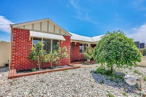 Exterior - StayAU Comfortable House w/Pool Table & Backyard (Corio)