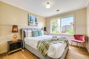 5 chambres, bureau, fer et planche à repasser, lit de bébé portatif