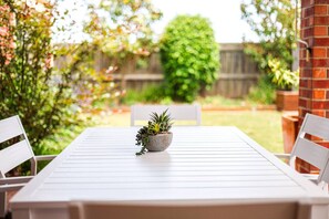 Outdoor dining - StayAU Comfortable House w/Pool Table & Backyard (Corio)