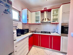 Refrigerador, microondas, lavavajillas y utensilios de cocina 