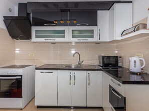 Kühlschrank, Mikrowelle, Ofen, Geschirrspüler