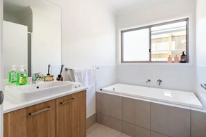 Hårtork och toalettpapper