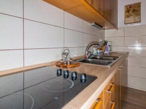 Refrigerador, lavavajillas y utensilios de cocina 