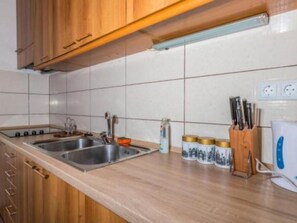 Fridge, dishwasher, cookware/dishes/utensils - Wohnung in Crikvenica mit Grill und Terrasse by Interhome (Crikvenica)