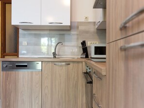 Fridge, cookware/dishes/utensils - 2-Zimmer-Wohnung mit 1 Badezimmer und Terrasse by Interhome (Krk/Punat)