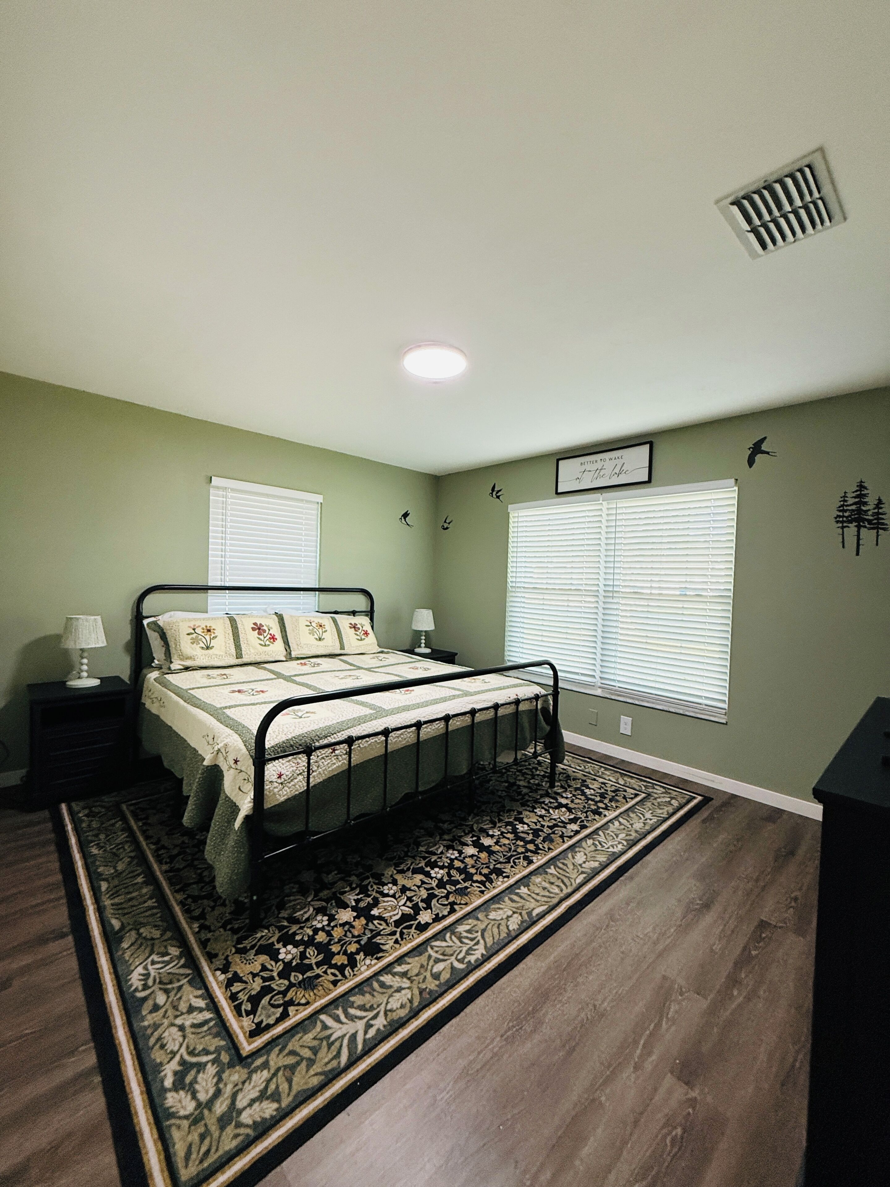 3 bedrooms, iron/ironing board, WiFi, bed sheets