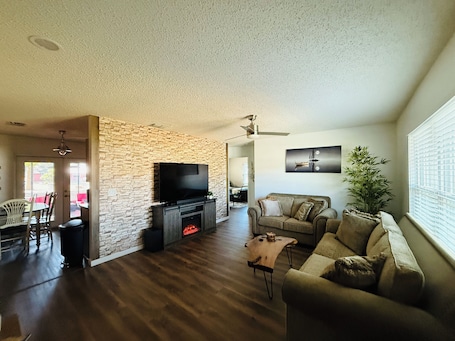 TV, fireplace. 3 Bedroom House - Lake Clay Dream Away Half Acre - Fun and Cozy - Waterfront