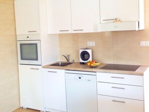 Fridge, microwave, dishwasher, cookware/dishes/utensils