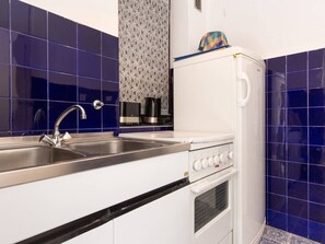 Kühlschrank, Ofen, Kochgeschirr/Geschirr/Besteck