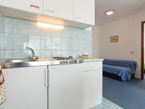 Kühlschrank, Kochgeschirr/Geschirr/Besteck