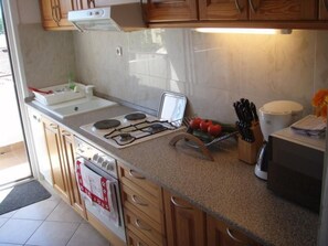 Fridge, microwave, dishwasher, cookware/dishes/utensils - Wohnung in der Nähe des Meeres by Interhome (Krk/Milohnići)