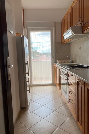 Fridge, microwave, dishwasher, cookware/dishes/utensils - Wohnung in der Nähe des Meeres by Interhome (Krk/Milohnići)