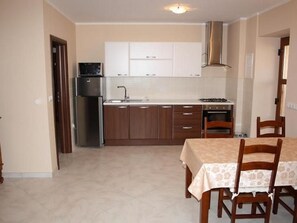 Fridge, microwave, oven, dishwasher - Große Wohnung in Gabonjin mit Eigener Terrasse by Interhome (Krk/Milohnići)