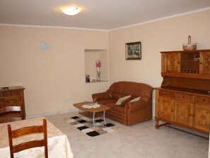 TV - Große Wohnung in Gabonjin mit Eigener Terrasse by Interhome (Krk/Milohnići)