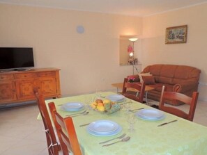 TV - Große Wohnung in Gabonjin mit Eigener Terrasse by Interhome (Krk/Milohnići)