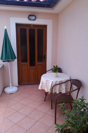 Outdoor dining - Große Wohnung in Gabonjin mit Großem Garten by Interhome (Krk/Milohnići)