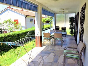 Outdoor dining - mit einer überdachten Terrasse by Interhome (Krk/Njivice)