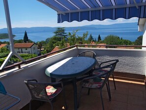 Outdoor dining - Wohnung mit Blick auf das Wasser by Interhome (Krk/Njivice)