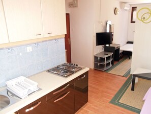 Fridge, microwave, cookware/dishes/utensils - Studio mit Terrasse by Interhome (Krk/Njivice)