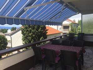 Outdoor dining - mit einer überdachten Terrasse by Interhome (Krk/Njivice)