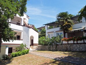 Exterior - mit einer überdachten Terrasse by Interhome (Krk/Njivice)