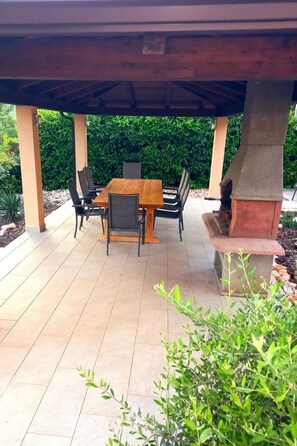 Outdoor dining - Modern ausgestattetes Ferienhaus in ruhiger Lage by Interhome (Drenje)