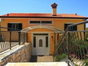 Exterior - Modern ausgestattetes Ferienhaus in ruhiger Lage by Interhome (Drenje)