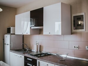 Refrigerador, microondas y utensilios de cocina 