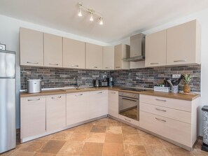 Refrigerador, horno, lavavajillas y utensilios de cocina 